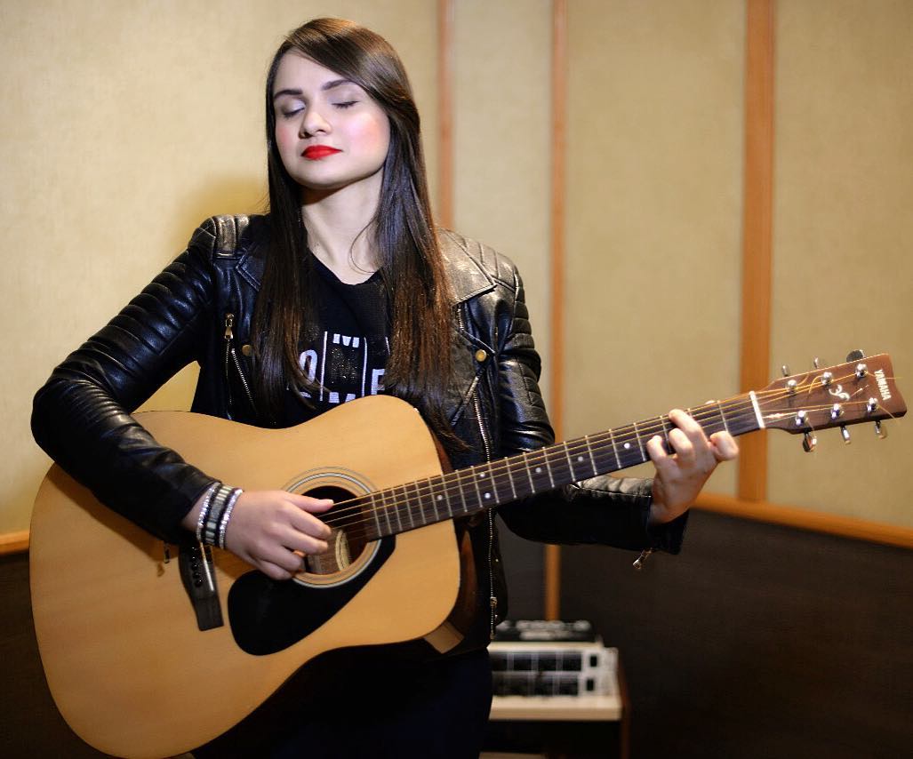 Ana Villote lança clipe para versão de música de Kari Jobe, confira.