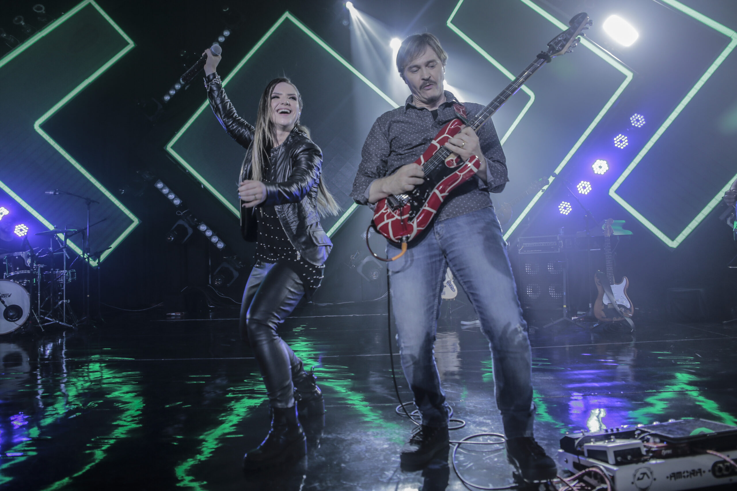 Juninho Afram e sua guitarra marcam o rock de “Pela Fé”, single autoral de Camila Campos