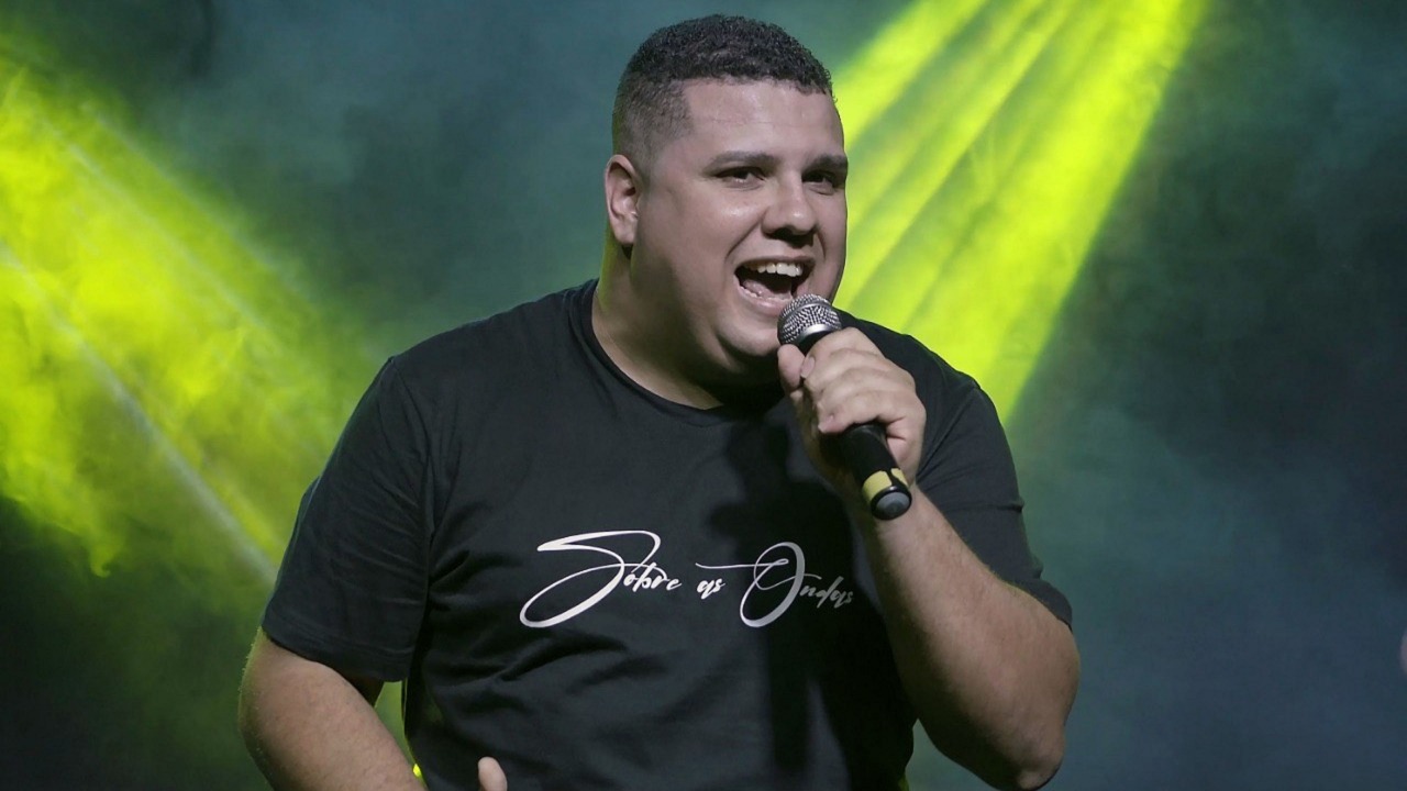 De pequena cidade mineira, o cantor Wellington Cardoso traz novidades para o streaming