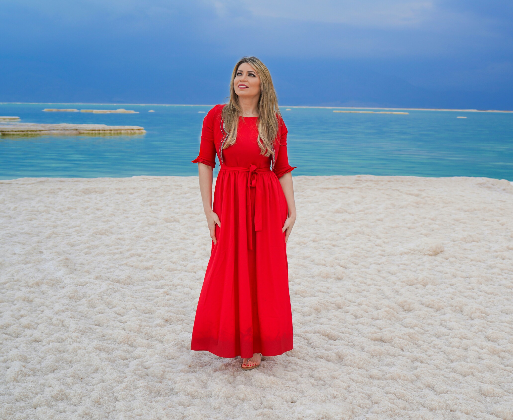 Elaine de Jesus grava videoclipe no Mar Morto para a música “Deus Vai Me Ajudar”