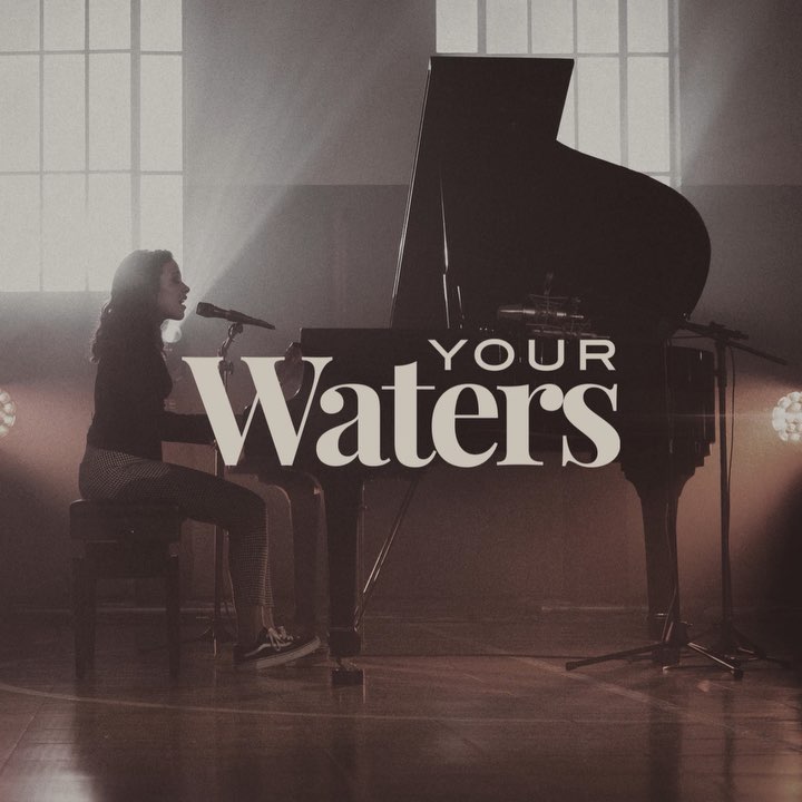Júlia Vitória lança “Your Waters”, versão inglesa de música autoral