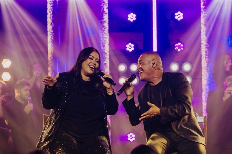 Gisele Nascimento celebra 20 anos de carreira e lança medley de sucessos ao lado de seu pai, Tuca Nascimento