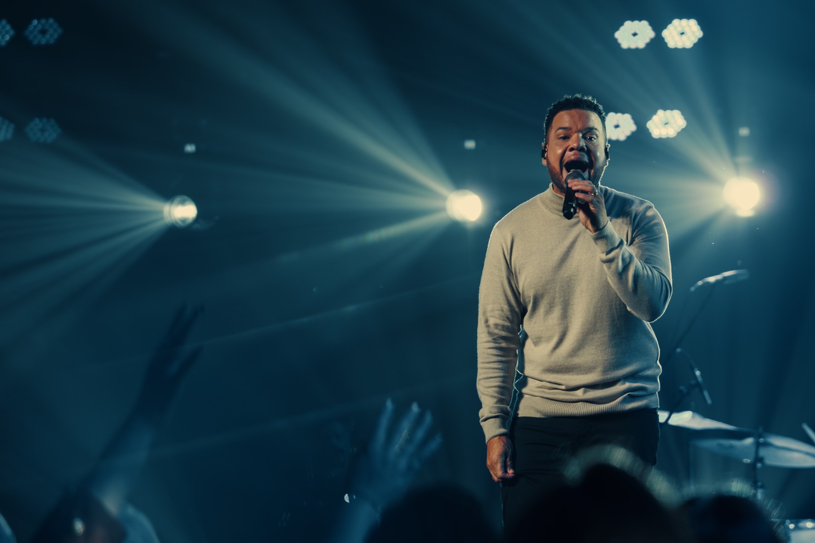 Nilson Junior lança “Carpinteiro” e conduz o público à cruz, onde o maior ato de amor mudou tudo