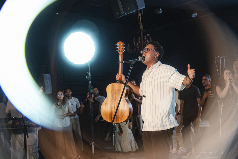 José Wellington lança o single e clipe de “Me Lanço no Fogo”