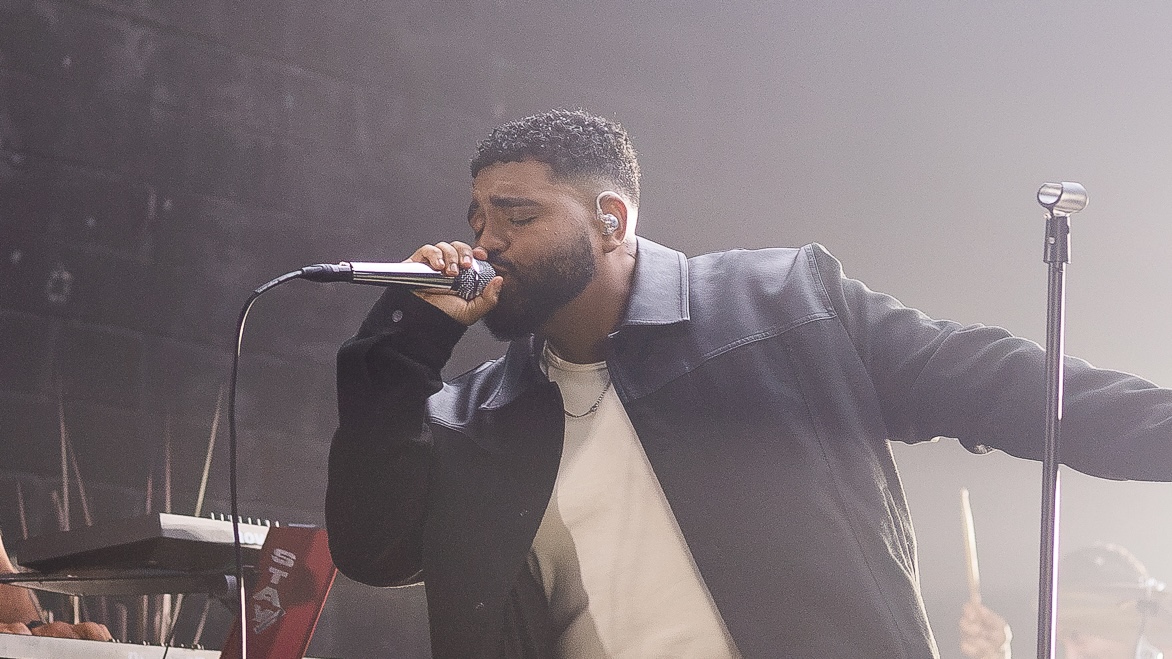 Silas Magalhães aposta no R&B na canção “Tudo Posso”, que integra o DVD comemorativo de 15 anos de carreira